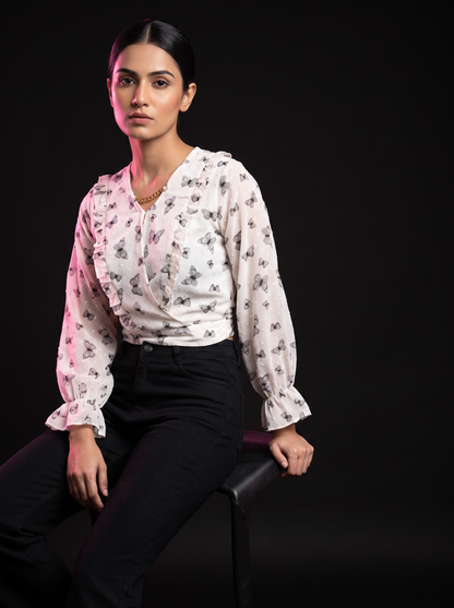 UNIQSTOP - SB178OFW - AI editorial fashion photo, sitting pose, black studio background